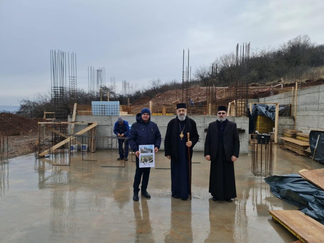 Vizită arhierească pe șantierul noii grădinițe construite de Arhiepiscopia Alba Iuliei 241124