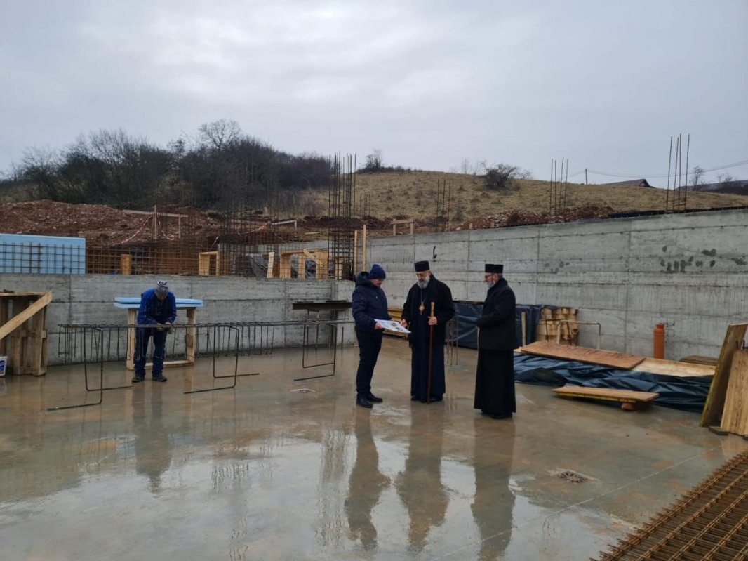Vizită arhierească pe șantierul noii grădinițe construite de Arhiepiscopia Alba Iuliei 241125