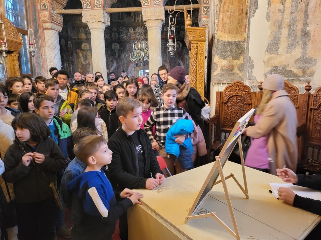 A început proiectul „Micul Tronos” în București  241612