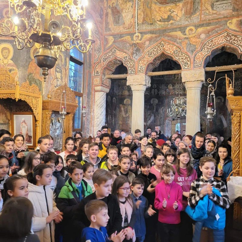 A început proiectul „Micul Tronos” în București  241613