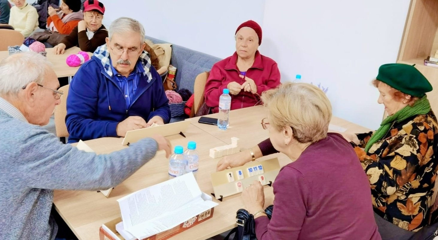 Cluburi ale seniorilor în sectorul 6 241656