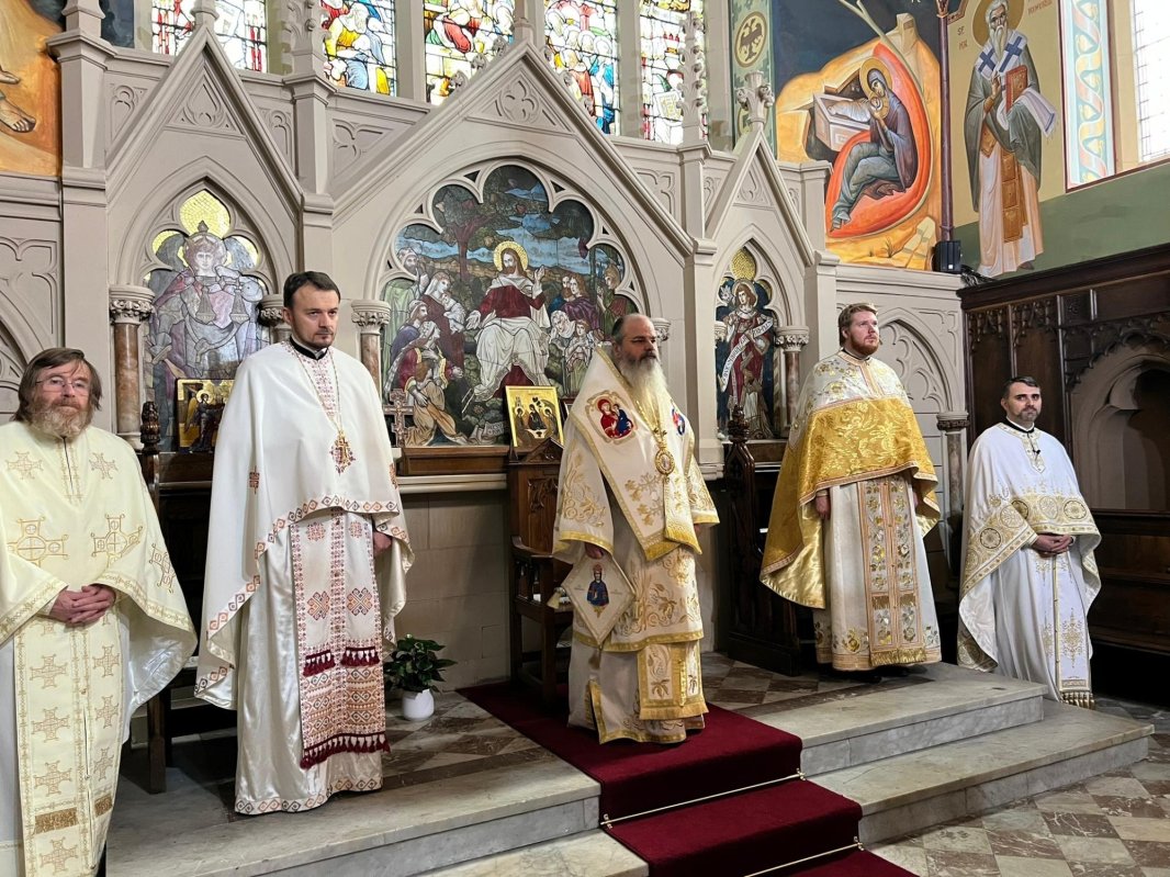 Slujire a Episcopului Hușilor în parohia românească din Leeds, Marea Britanie 242335