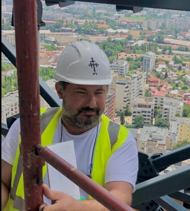 „Dedicarea şi talentul său, un prețios ajutor pentru lucrările de pictură” 242760