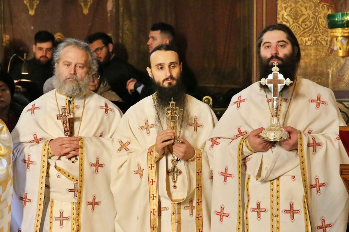 „Cei trei luminători mai mari” au fost cinstiți la hramul Mănăstirii „Sfinții Trei Ierarhi” din Iași 242962