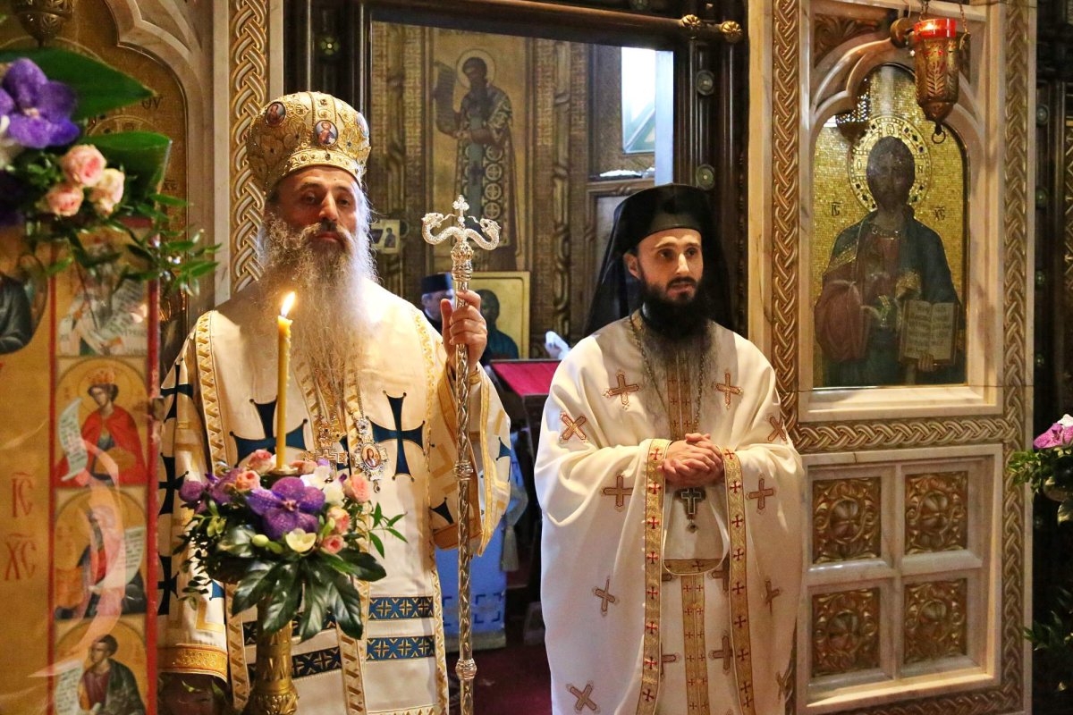 „Cei trei luminători mai mari” au fost cinstiți la hramul Mănăstirii „Sfinții Trei Ierarhi” din Iași 242963