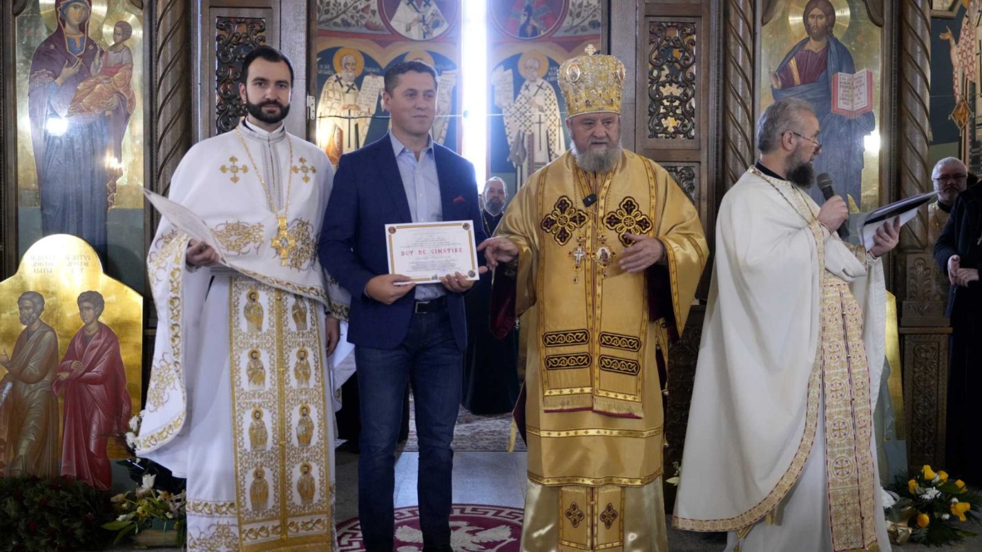 Liturghie arhierească în Biserica „Sfinții Trei Ierarhi” din Brașov 242979