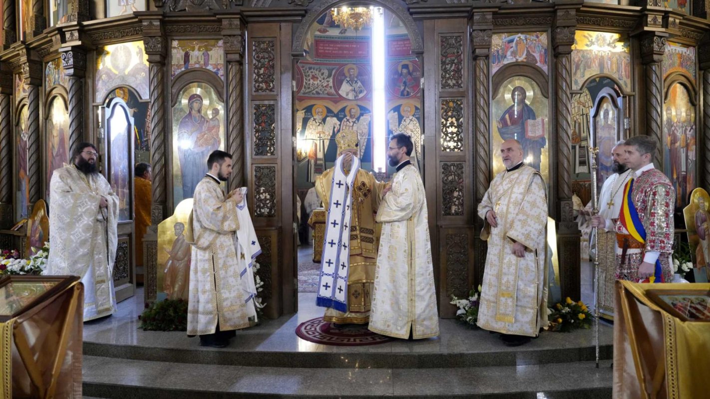 Liturghie arhierească în Biserica „Sfinții Trei Ierarhi” din Brașov 242980