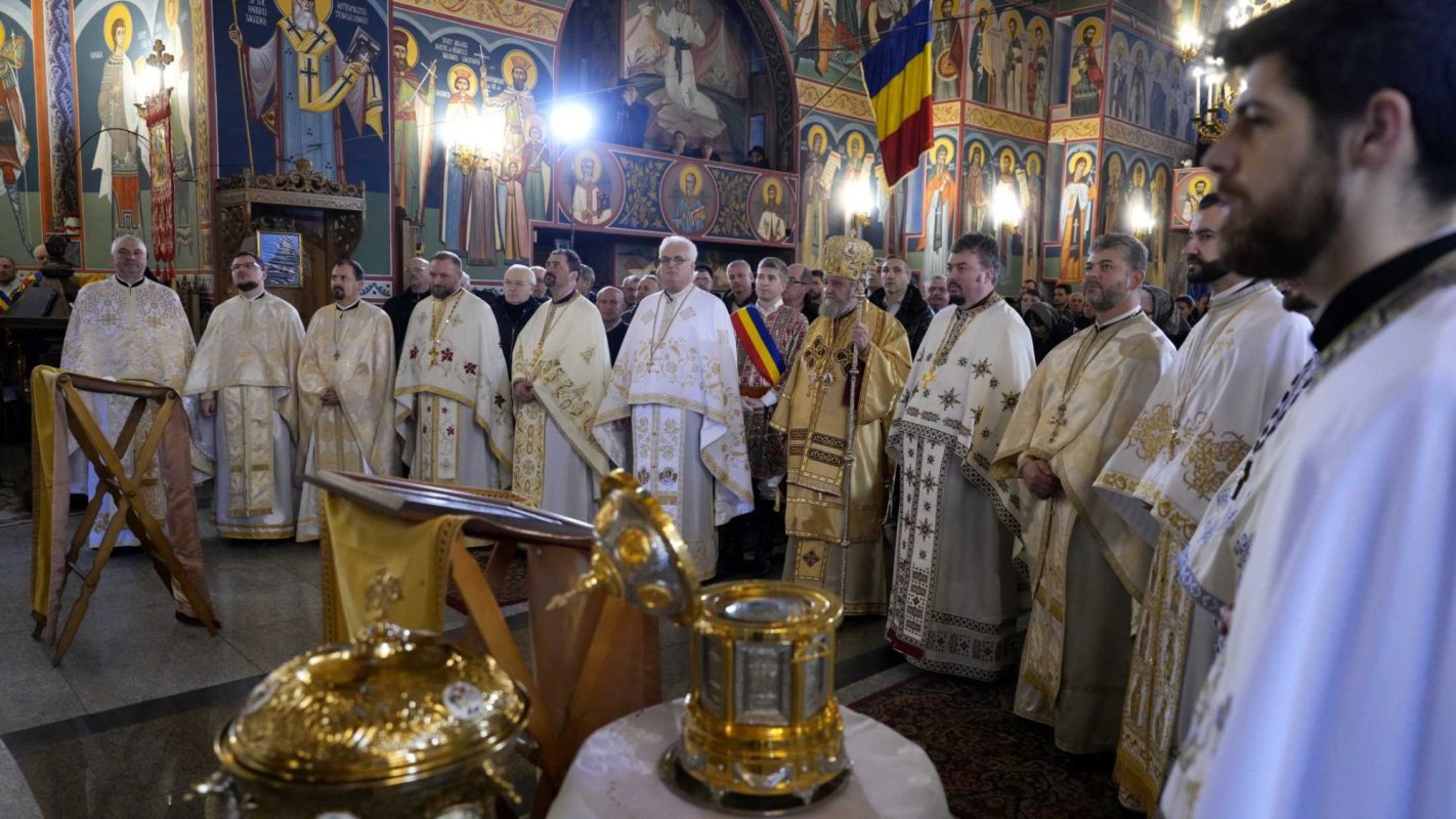 Liturghie arhierească în Biserica „Sfinții Trei Ierarhi” din Brașov 242987