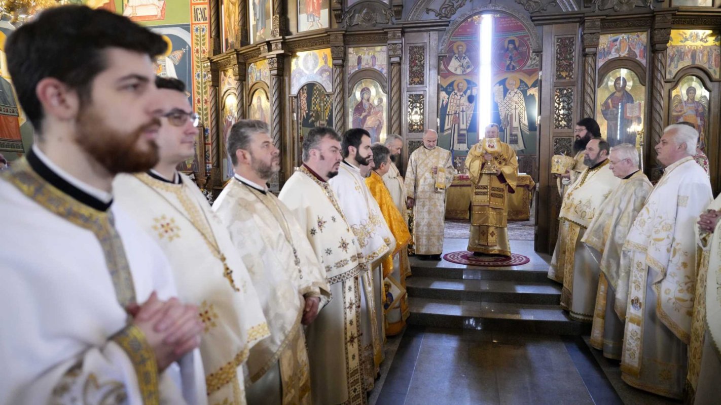 Liturghie arhierească în Biserica „Sfinții Trei Ierarhi” din Brașov 242991