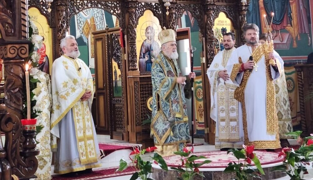 Vizită arhierească la o parohie din Arad 242976