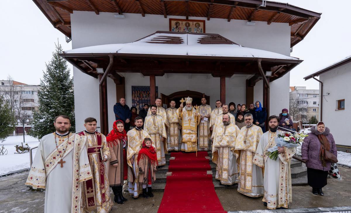 Liturghie arhierească cu prilejul hramului Parohiei „Sfinții Trei Ierarhi” din Bacău 243142