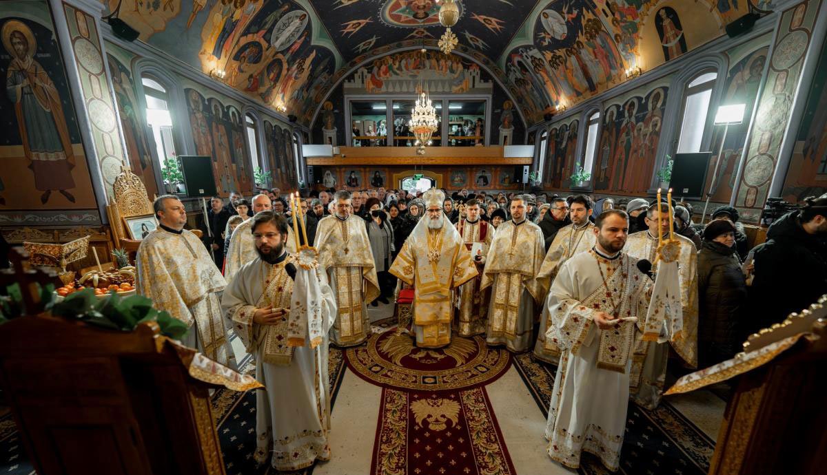 Liturghie arhierească cu prilejul hramului Parohiei „Sfinții Trei Ierarhi” din Bacău 243143