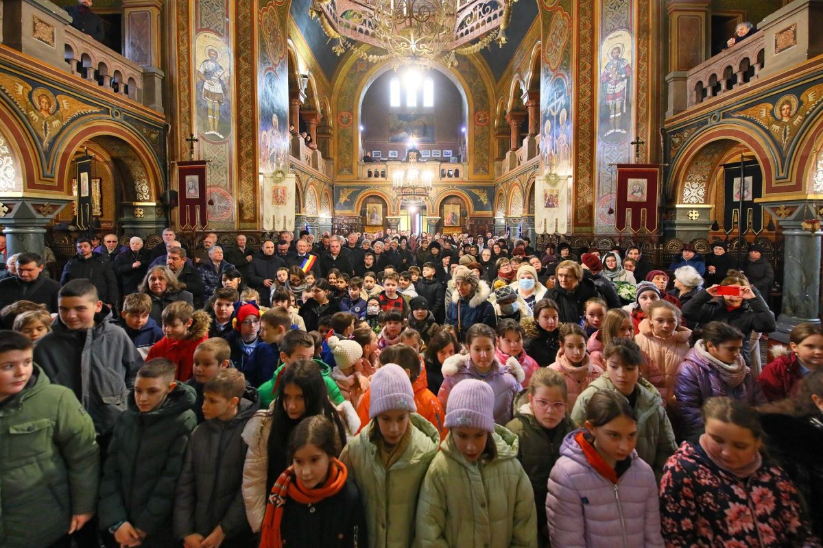 Slujire arhierească la catedrala ortodoxă din Turda 243637
