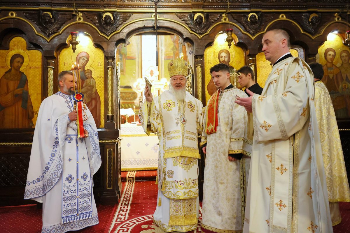 Slujire arhierească la catedrala ortodoxă din Turda 243638