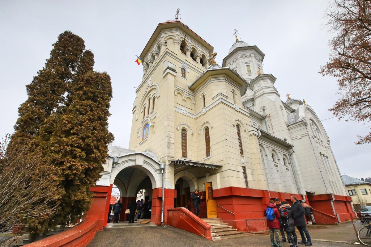 Slujire arhierească la catedrala ortodoxă din Turda 243641