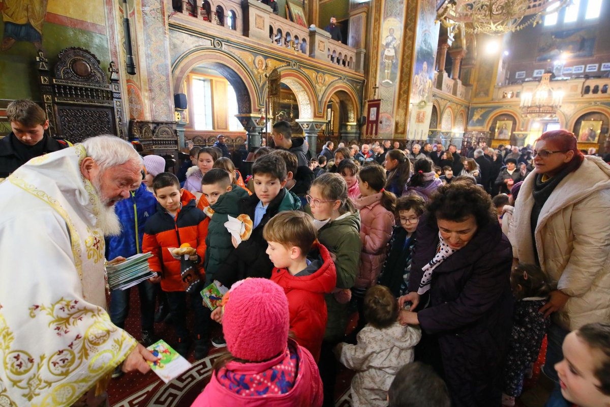 Slujire arhierească la catedrala ortodoxă din Turda 243643
