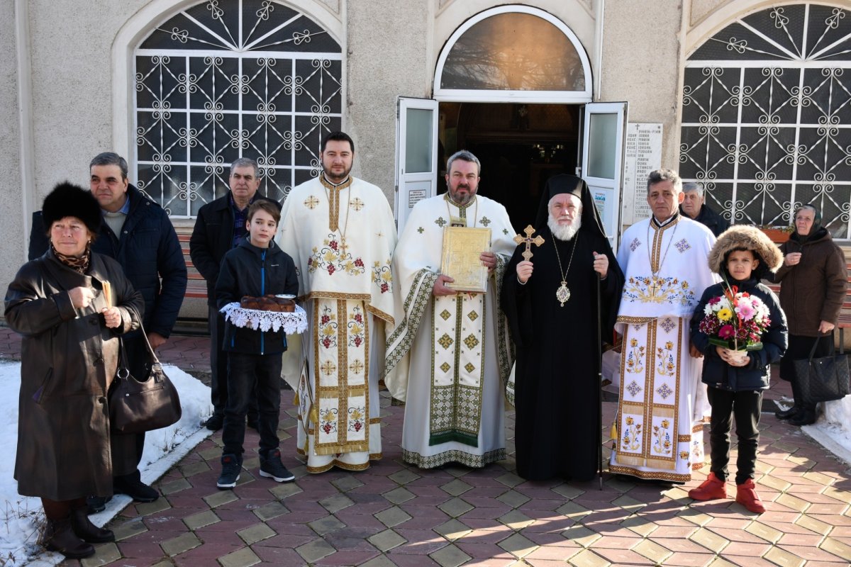 Slujire arhierească la hramul Bisericii „Sfântul Sfințit Mucenic Haralambie” din Greci 244565