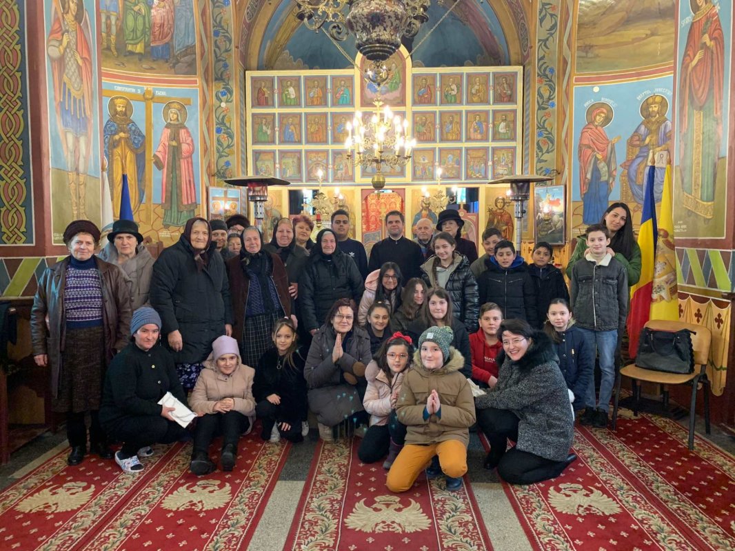 Comuniune a vârstnicilor și tinerilor într-o parohie din județul Călărași 244863