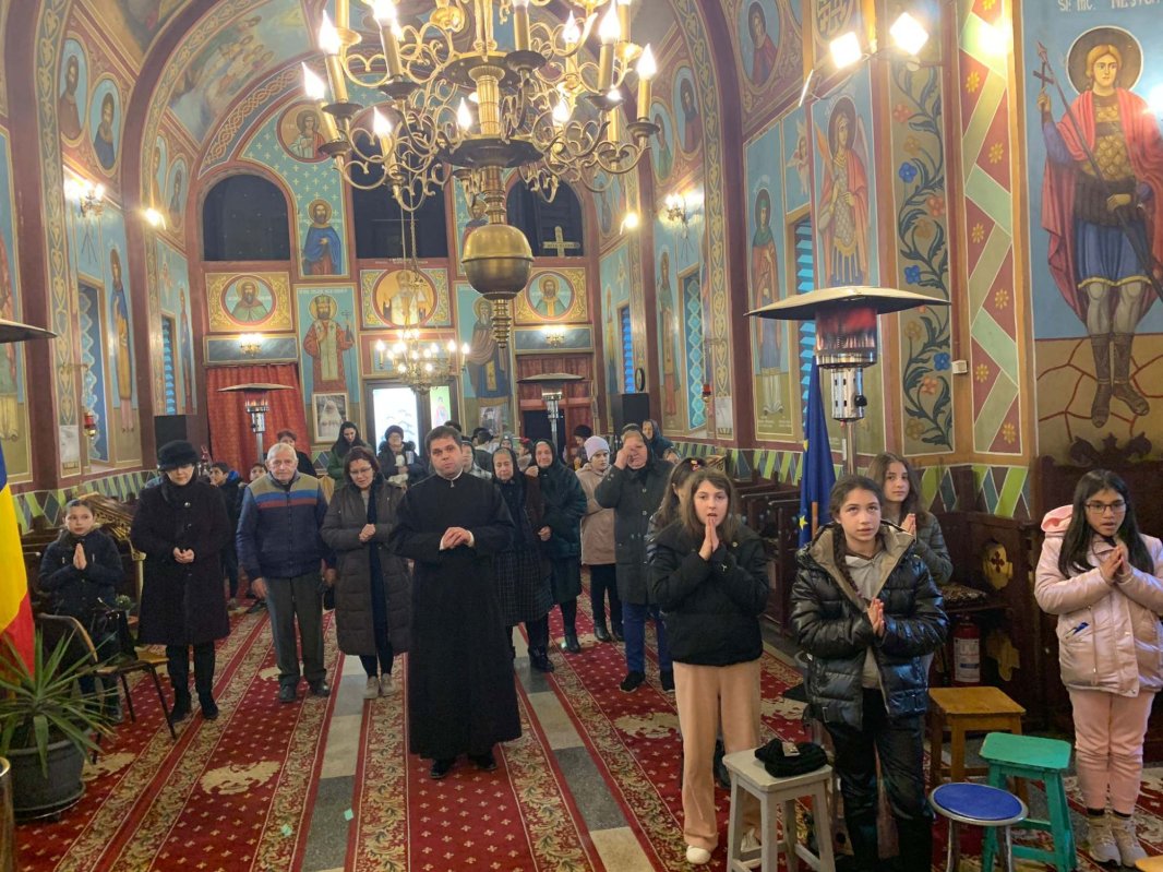 Comuniune a vârstnicilor și tinerilor într-o parohie din județul Călărași 244864