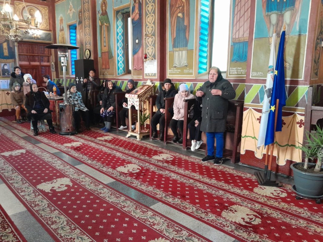 Comuniune a vârstnicilor și tinerilor într-o parohie din județul Călărași 244865
