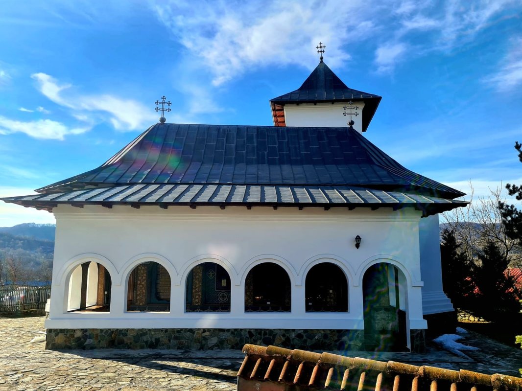 Vizită arhierească  la mănăstirea argeșeană „Nașterea Sfântului Ioan Botezătorul” 245171