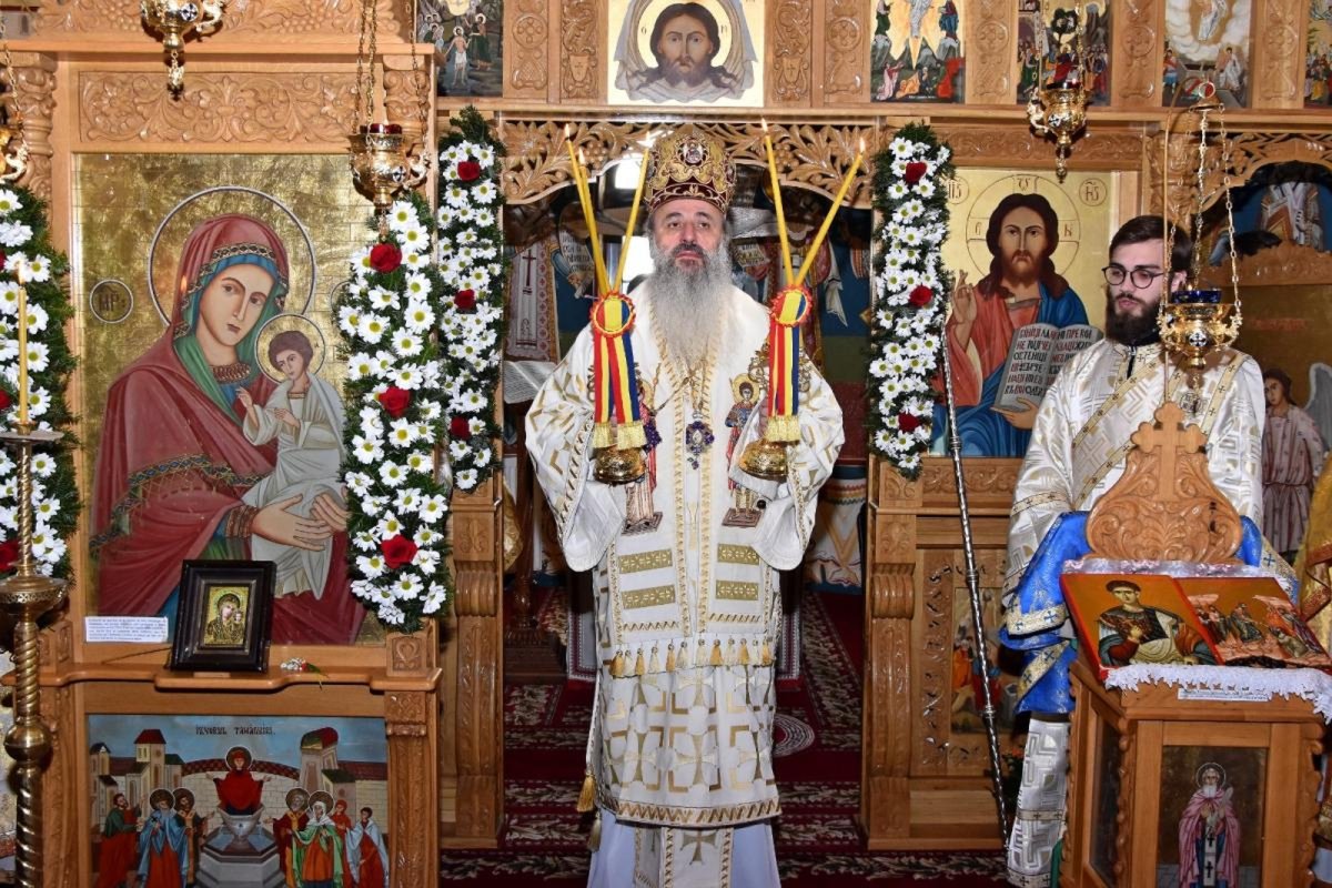 Al șaselea copil al unei familii de preot botezat de Mitropolitul Moldovei și Bucovinei 245271