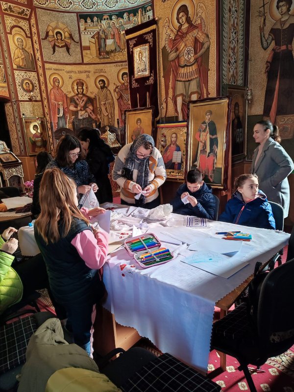 Activități cu tinerii în cadrul proiectului „Lumină din Lumină” în Eparhia Craiovei 245475