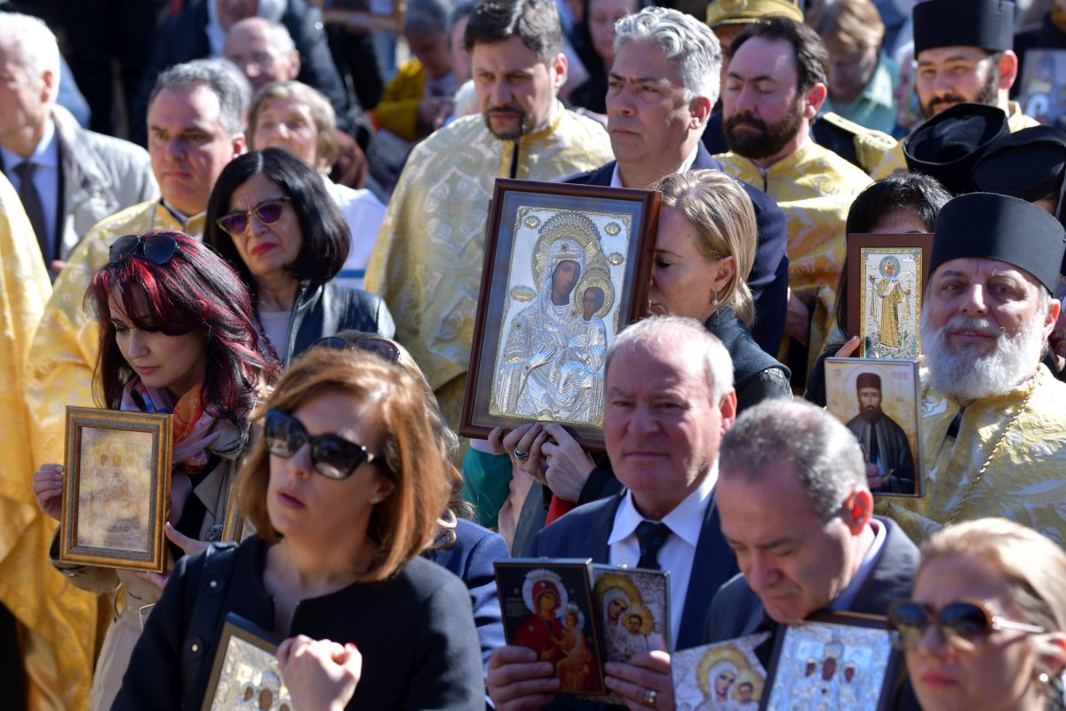 Harul icoanei sfinte ne îndumnezeiește prin rugăciunea în fața ei 245566