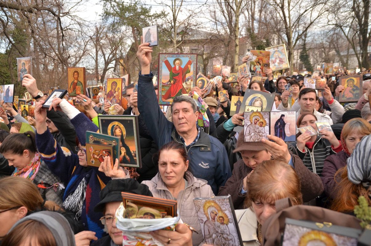 Harul icoanei sfinte ne îndumnezeiește prin rugăciunea în fața ei 245834