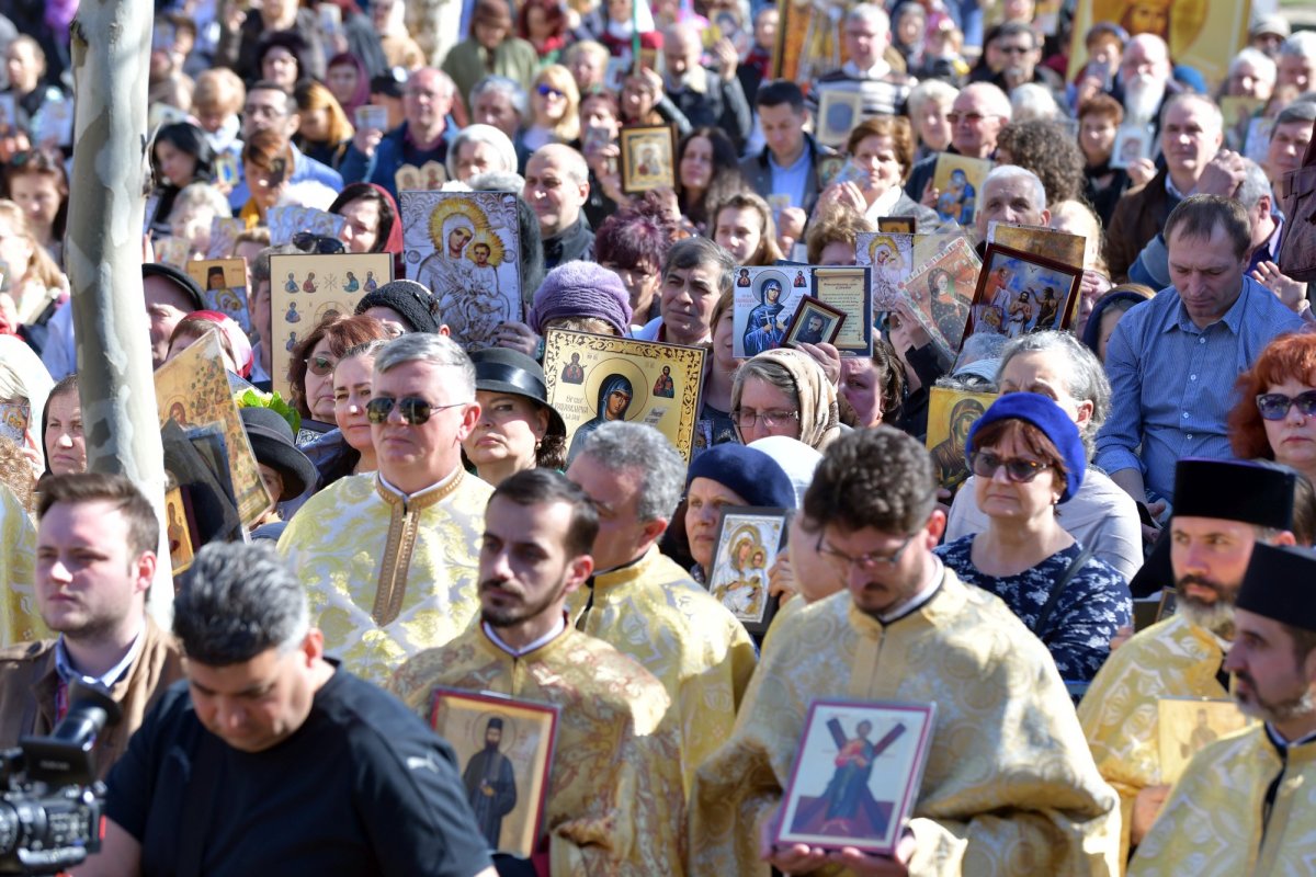 Harul icoanei sfinte ne îndumnezeiește prin rugăciunea în fața ei 245835