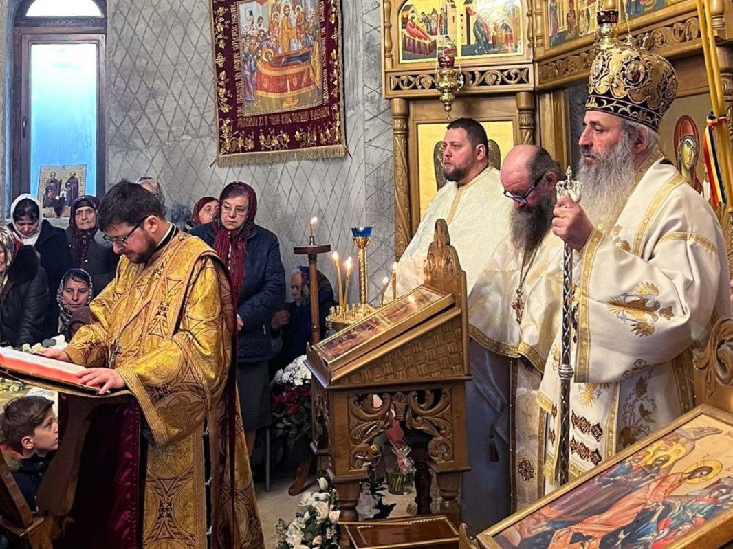 Mitropolitul Moldovei a sfinţit catapeteasma bisericii din Pietriș, Dolhești 245689