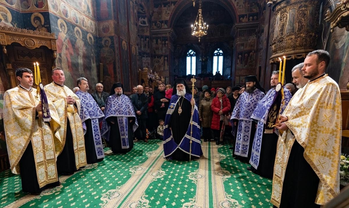 Vecernie arhierească la Catedrala din Roman 245692