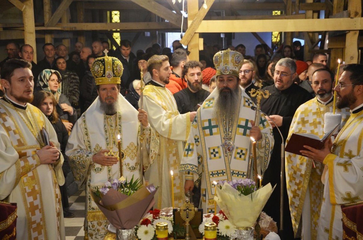 Doi ierarhi au liturghisit la biserica din cartierul Fabric, Timișoara 245813