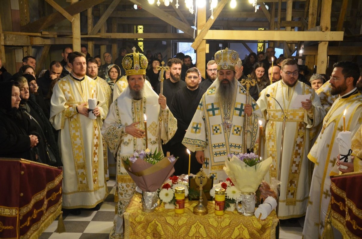 Doi ierarhi au liturghisit la biserica din cartierul Fabric, Timișoara 245814