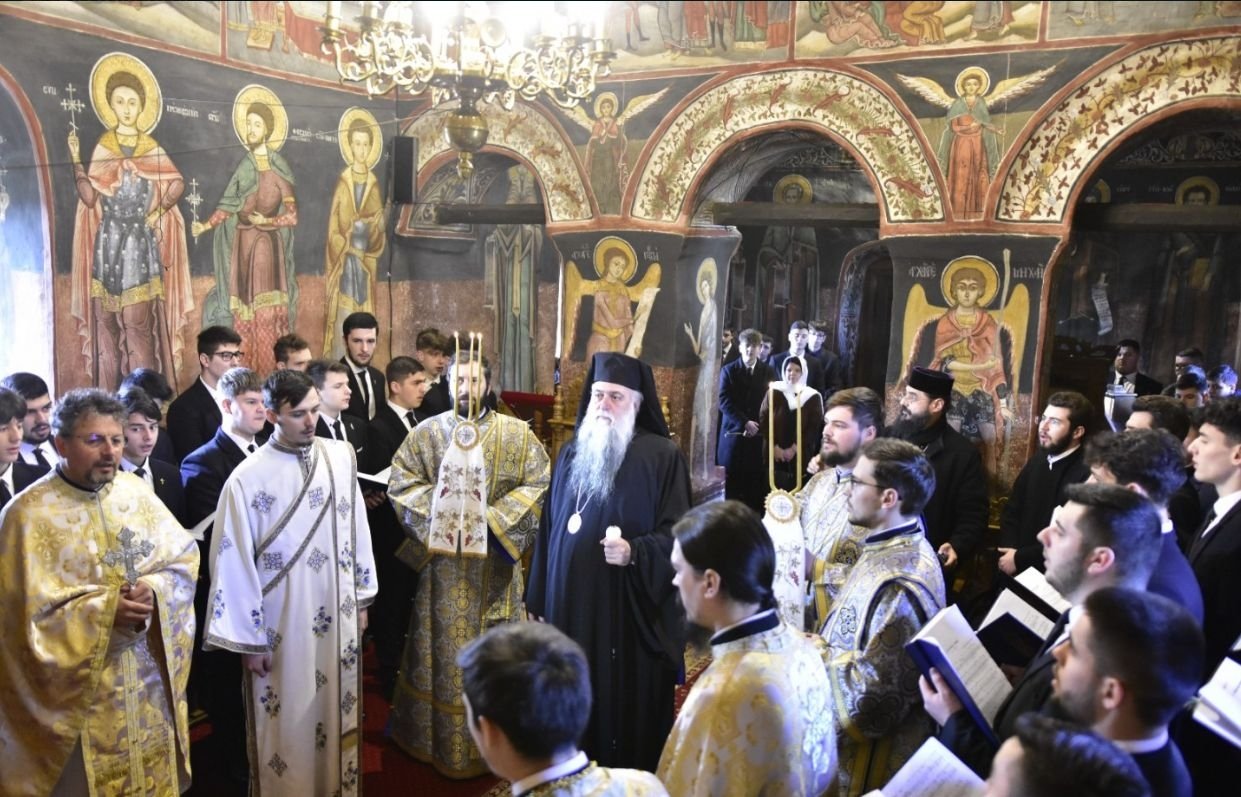 Popas de rugăciune la Biserica „Adormirea Maicii Domnului” din Râmnicu Vâlcea  246775