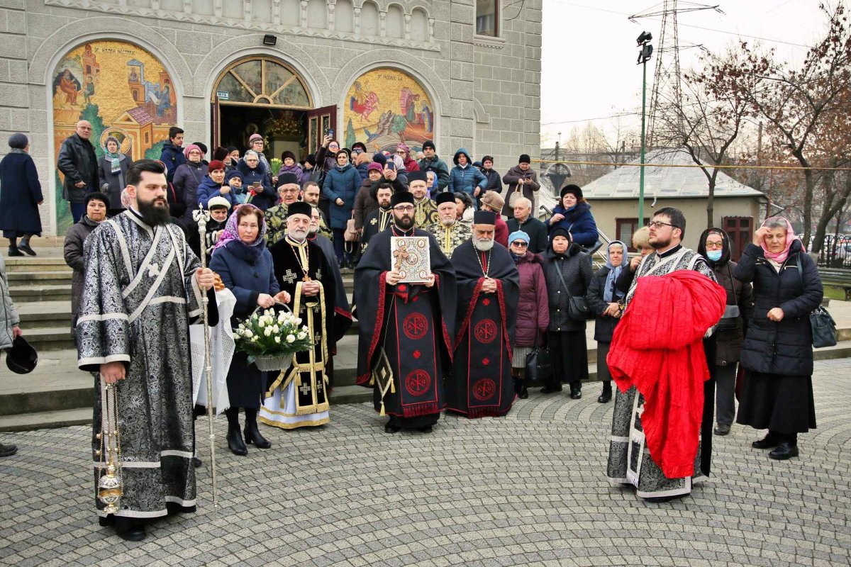 Sfinţire de raclă la Biserica „Sfântul Nectarie” din Iași 246634
