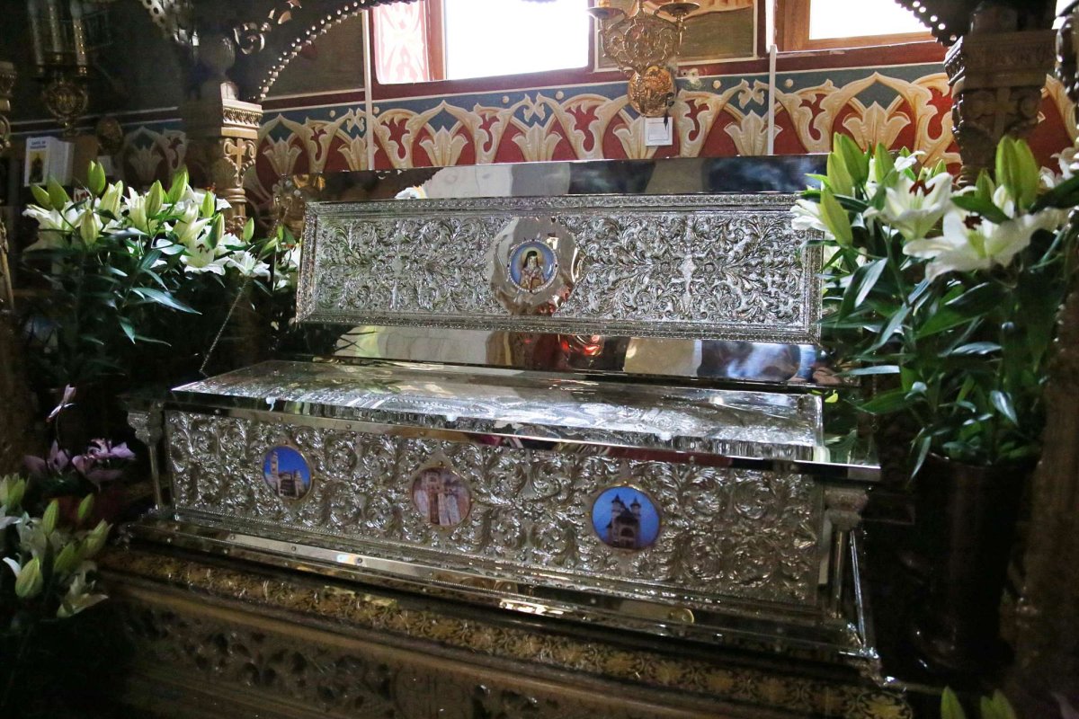 Sfinţire de raclă la Biserica „Sfântul Nectarie” din Iași 246635