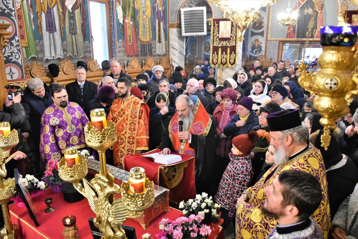 Moaștele Sfântului Pantelimon aduse pentru închinare în Vaslui 246816