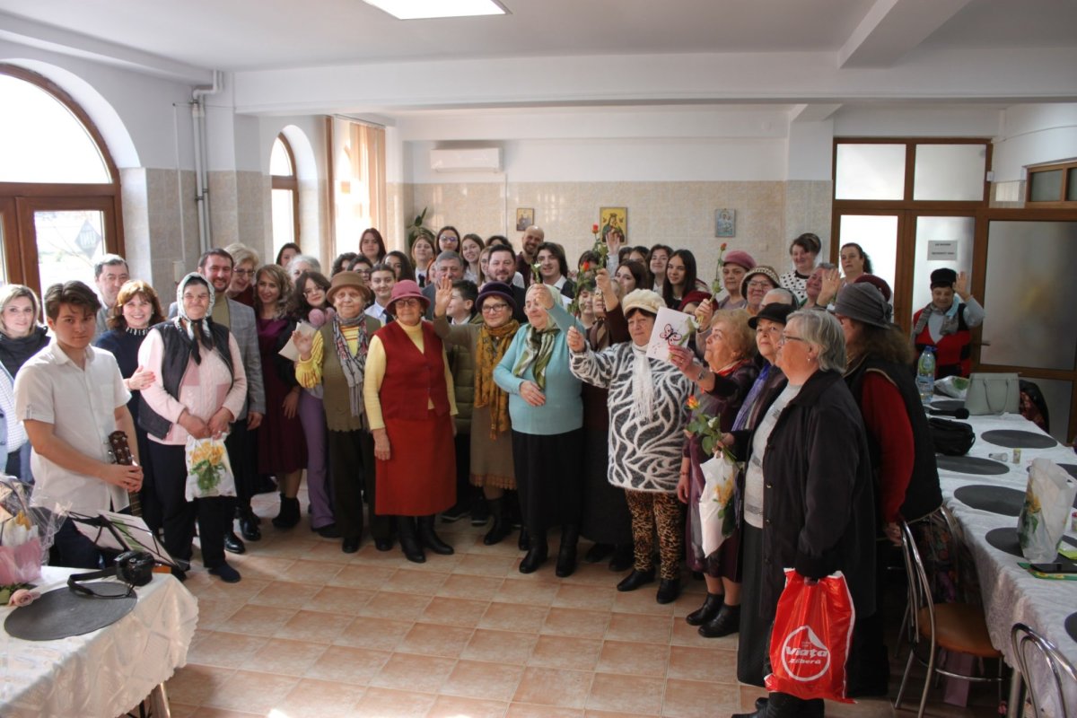 Zi de sărbătoare şi comuniune pentru vârstnicii gălăţeni 246833