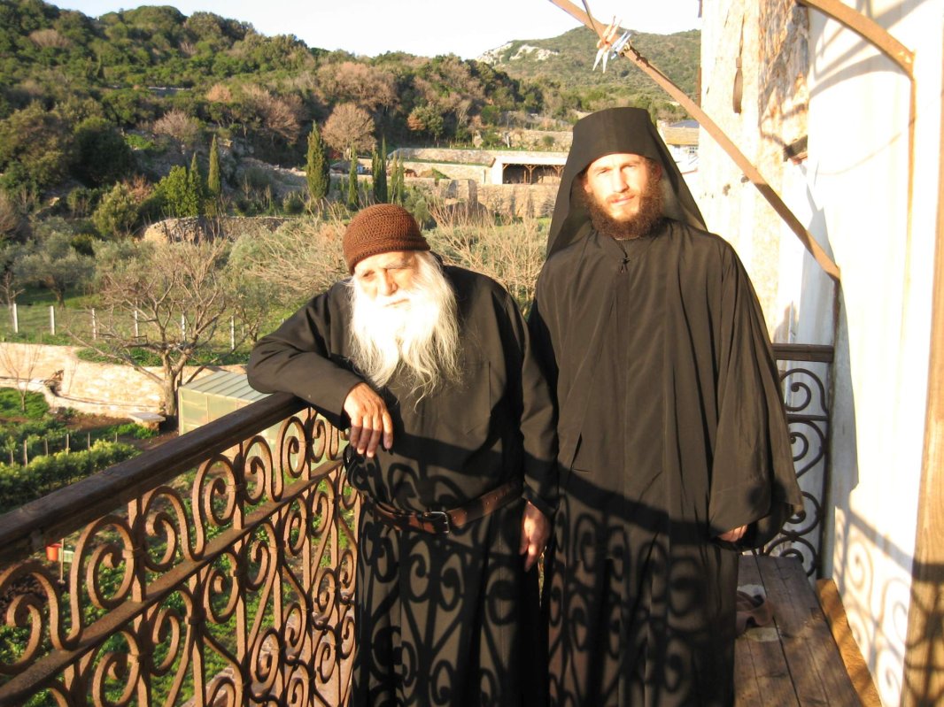  A murit părintele Iulian, duhovnicul Schitului românesc Prodromu din Sfântul Munte 247006