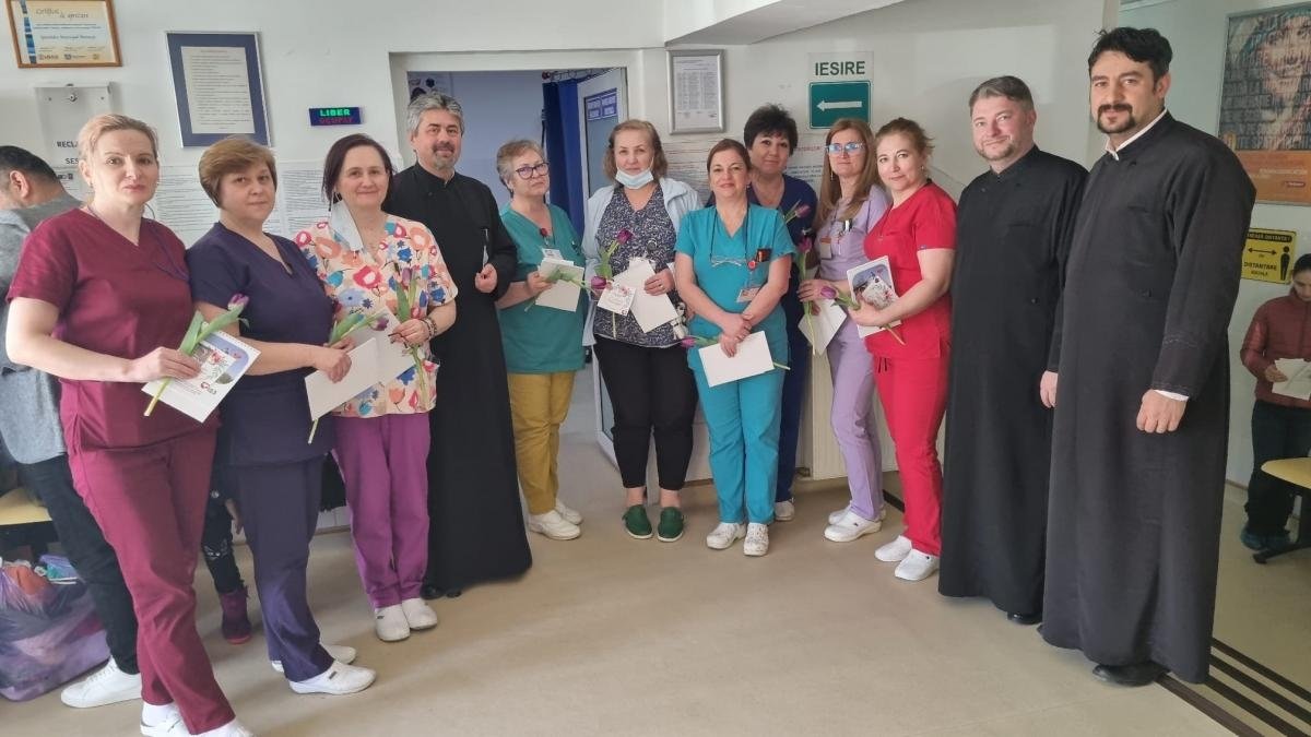 Flori pentru femeile din Spitalul Moinești 246941