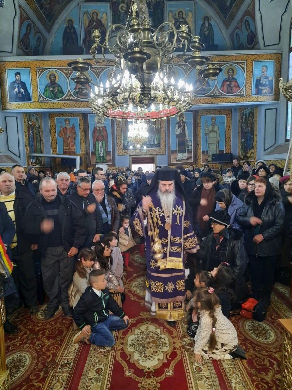 Liturghie arhierească în Parohia Zorleni, Vaslui 246944