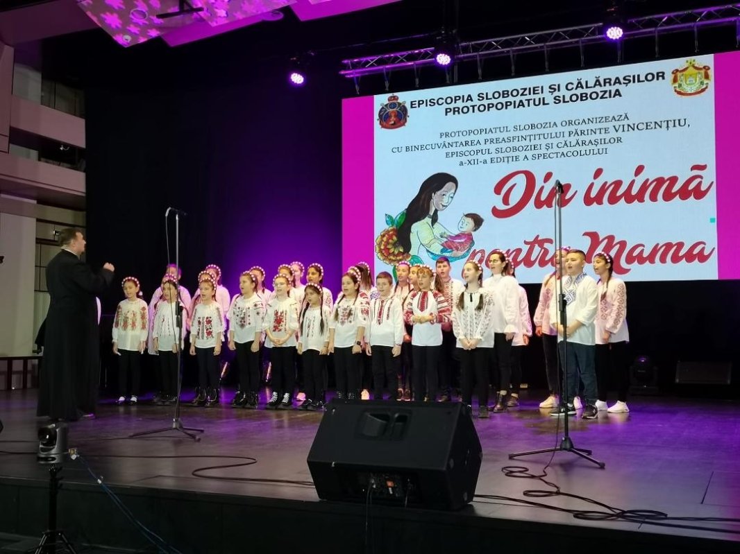 Șezătoare populară și spectacol dedicat mamelor la Slobozia 246974