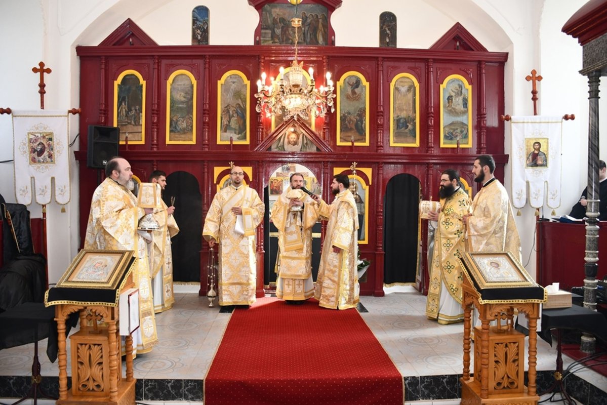 Rugăciune și binecuvântare la parohia bănățeană Dezești 247151