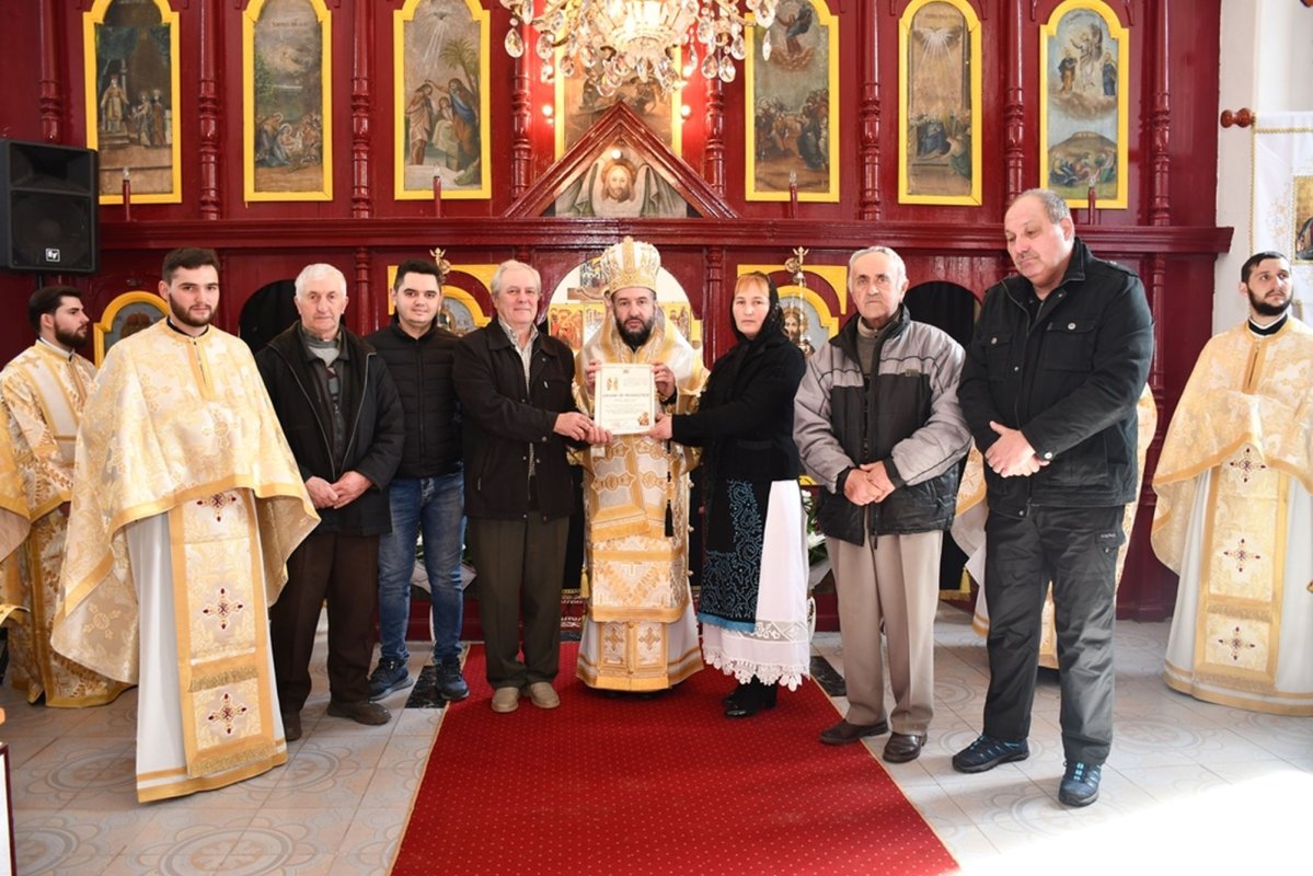 Rugăciune și binecuvântare la parohia bănățeană Dezești 247152