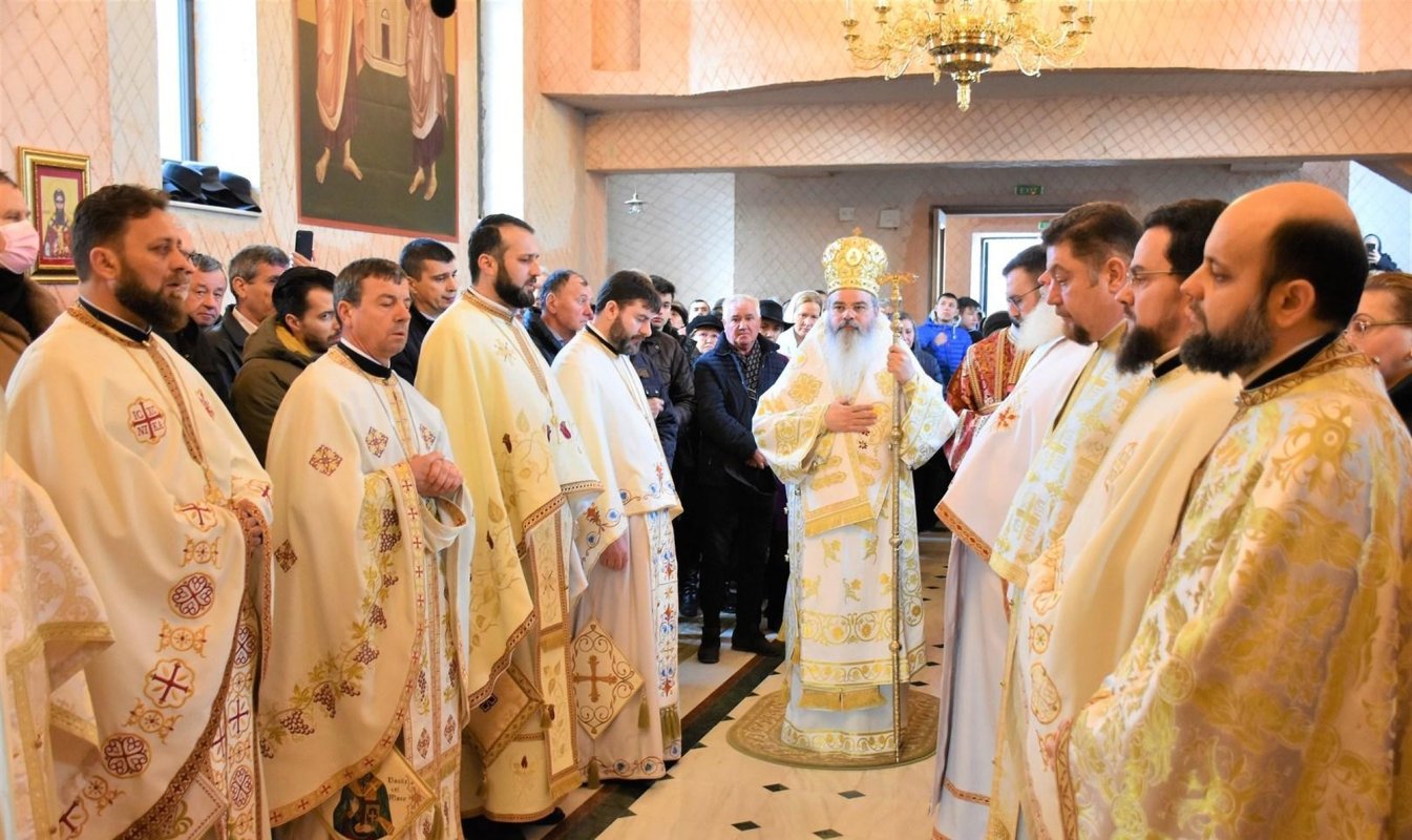 Episcopul Hușilor la catedrala din Bârlad 247143