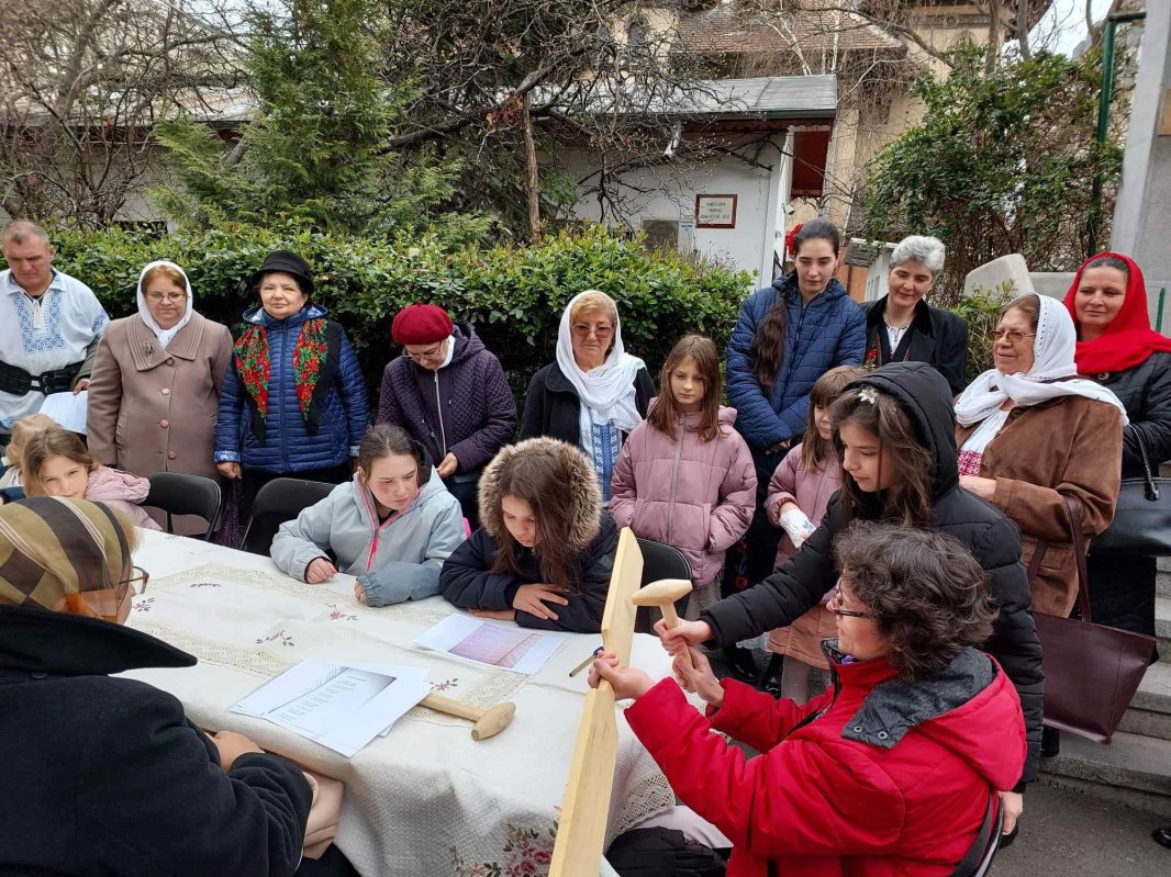 Semnificația toacei în biserică explicată unor copii din București 247221