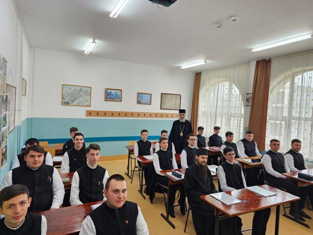 Arhiepiscopul Alba Iuliei în mijlocul elevilor seminariști 247316