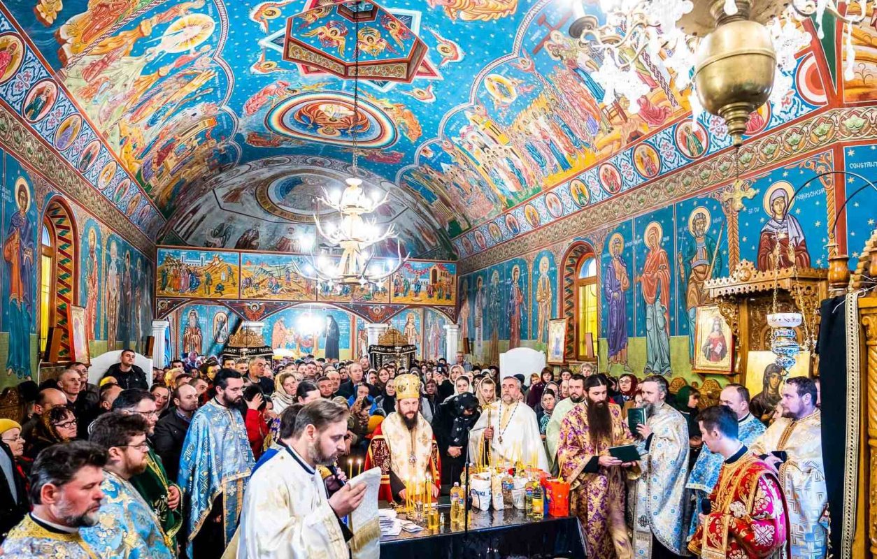 Moaștele Sfântului Nectarie, la vârstnicii de la Mănăstirea Bogdănești 247390