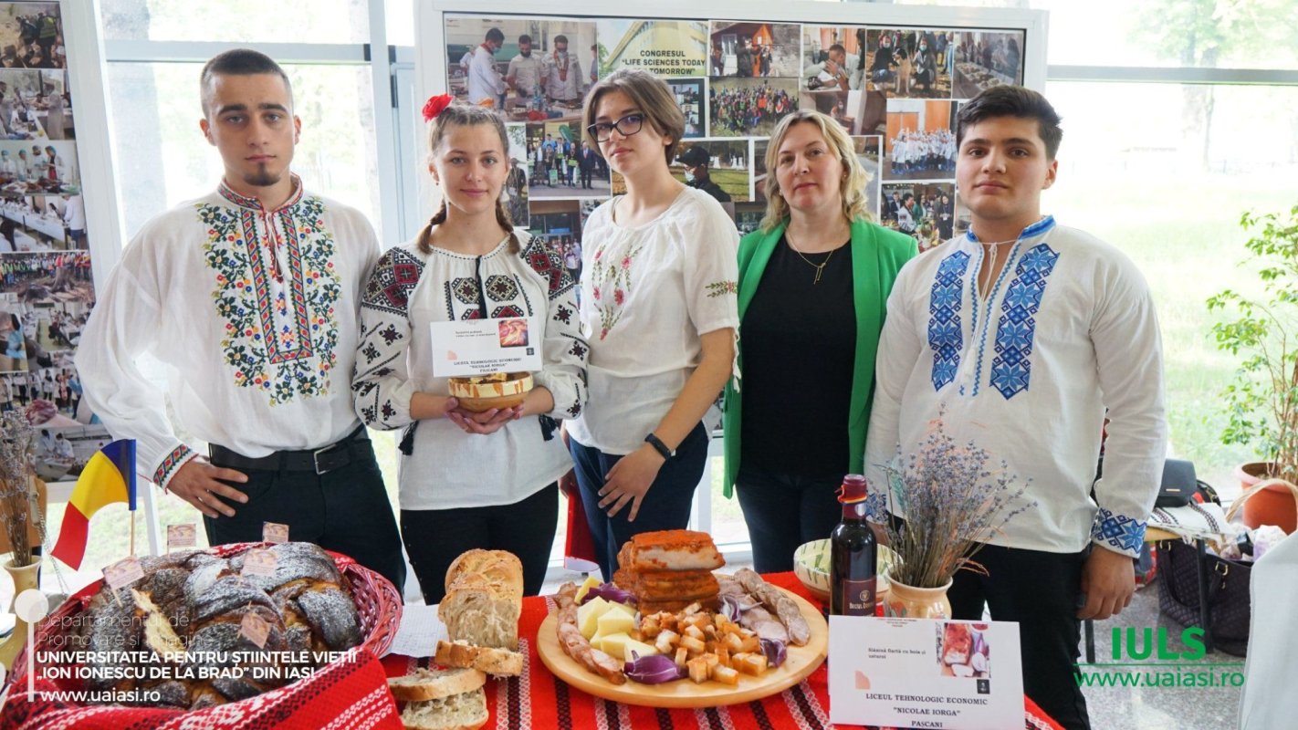 Elevi şi studenţi în competiţia produselor tradiţionale 247450